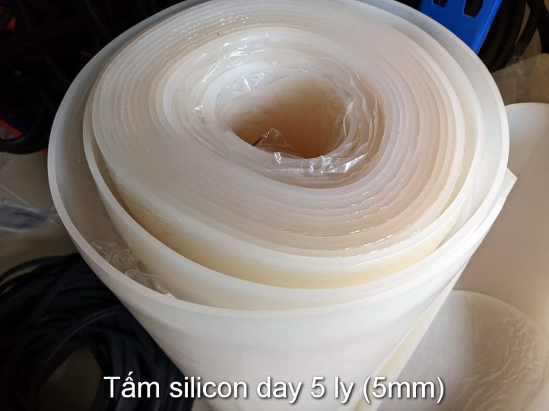 Tấm cao su chịu nhiệt được làm từ vật liệu silicone có khả năng chịu nhiệt lên tới 300°C. Vì thế tấm cao su silicone thường được dùng để làm tấm đệm gioăng tủ sấy, đệm trong ngành may, gioăng mặt bích chịu nhiệt nước nóng hoặc gioăng trong các lĩnh vực sản xuất bánh kẹo, ngành nhuộm…