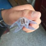 Nep kinh nhua gan nam cham 10mm