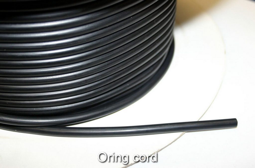 Hộp gioăng chỉ oring chịu dầu, chịu nhiệt, chịu hóa chất được làm từ ba loại nguyên vật liệu chủ yếu là: cao su NBR, cao su Viton FKM, Silicone. Hộp gioăng chỉ oring NBR có màu đen chịu dầu và nhiệt 120 độ, hộp gioăng chỉ silicone chịu được nhiệt 220 độ C nhưng không chịu được dầu. Còn hộp gioăng chỉ oring Viton FKM có khả năng chịu được dầu, hóa chất và nhiệt 200 độ C.