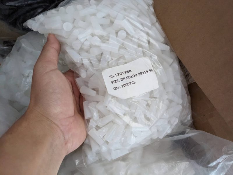 Nút cao su chịu nhiệt độ cao được làm từ vật liệu silicone, có khả năng chịu nhiệt lên tới 300 độ C. Nút cao su chịu nhiệt thường được sử dụng trong y tế, dây truyền sơn tĩnh điện, dây truyền mạ, nút bịt các lỗ thoát khí nóng
