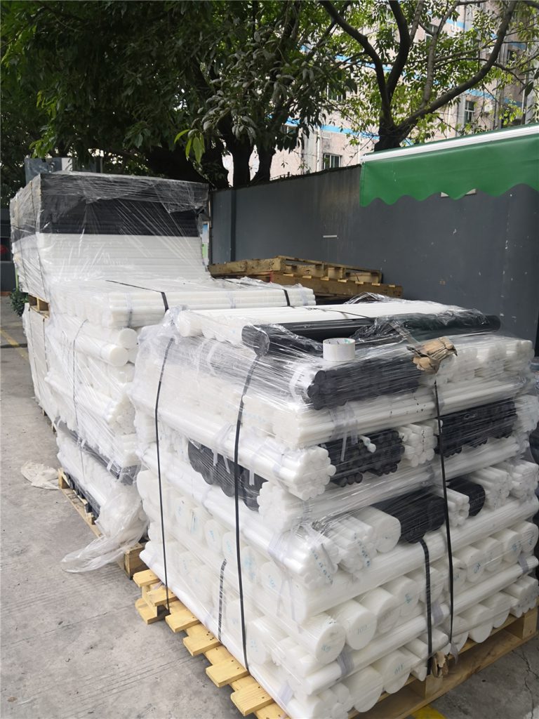 Nhựa pom cây tròn màu trâng và màu đen